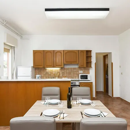 Spacious And Cozy With Garden Near Pula Apartment