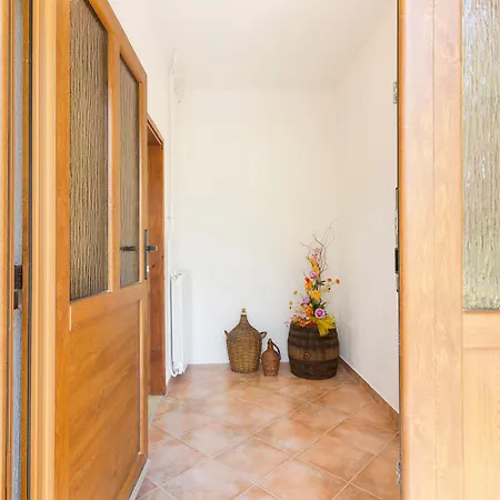 Spacious And Cozy With Garden Near Pula Apartment *