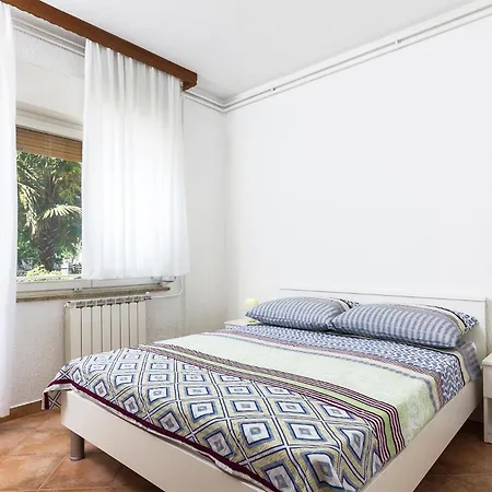 Spacious And Cozy With Garden Near Pula Apartment Marcana