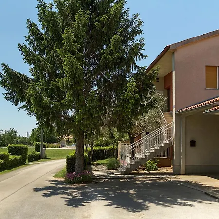 Spacious And Cozy With Garden Near Pula Apartment