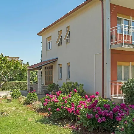 Spacious And Cozy With Garden Near Pula Apartment *