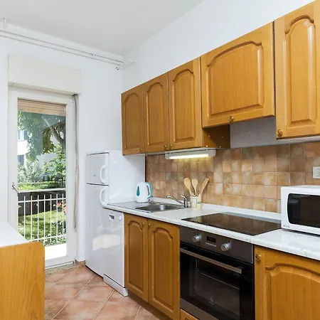 Apartment Spacious And Cozy With Garden Near Pula *