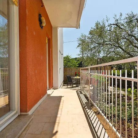 Spacious And Cozy With Garden Near Pula Apartment Marcana