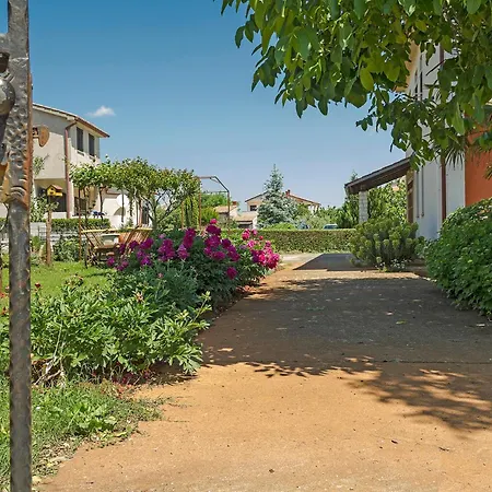 Apartment Spacious And Cozy With Garden Near Pula Marcana